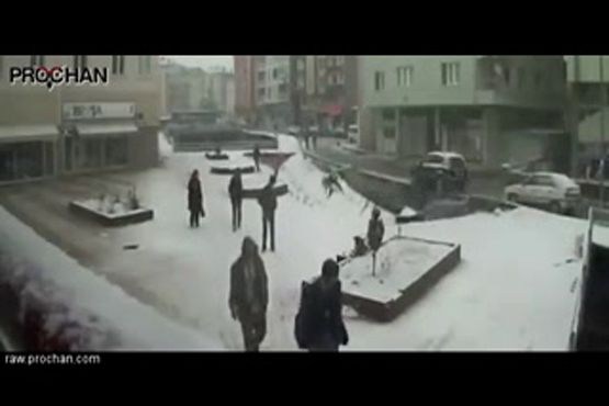ریزش پیاده رو