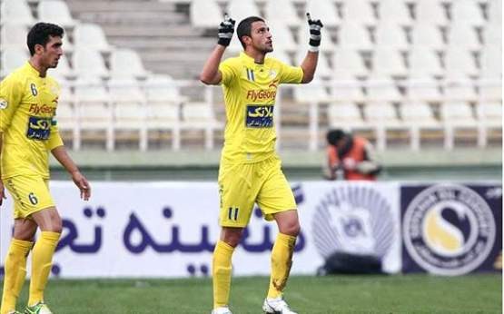مهاجم سابق استقلال در راه آهن