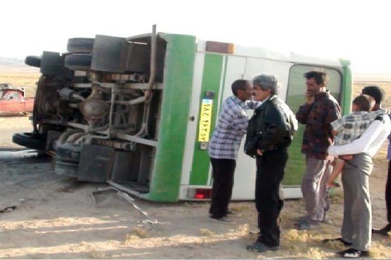 21 مصدوم در حادثه واژگونی مینی‌بوس