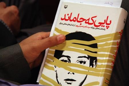 دست نویسنده «پایی که جا ماند» بر پوستر تئاتر مقاومت
