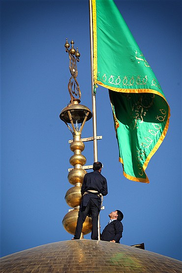 مراسم تعویض پرچم گنبد مطهر امام رضا (ع)‎