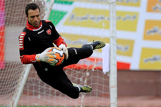 بوسه حسرت بازیکن سرخ ها بر جام قهرمانی / عکس بوسه حسرت بازیکن سرخ ها بر جام قهرمانی / عکس