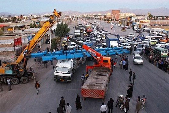 سقوط خروارها آهن بر روی کامیون