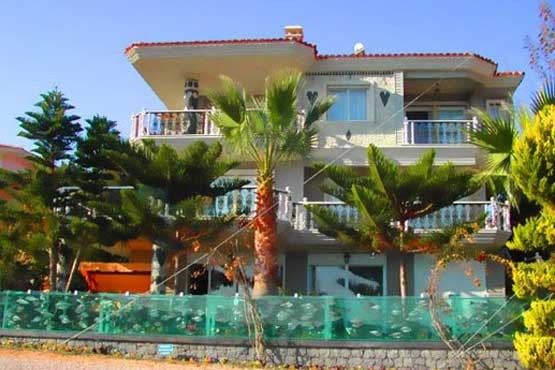 حصار شگفتانگیز دور یک ویلا |عکس| حصار شگفتانگیز دور یک ویلا |عکس|