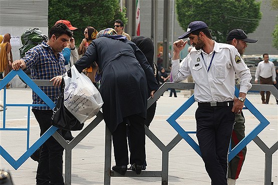 شهروندانی که نرده ها را دور می زنند