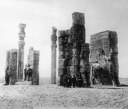 عکسی قدیمی از عمارت پرسپولیس در زمان ناصرالدین شاه