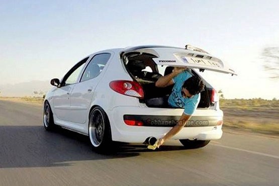 حرکت خطرناک جوان ایرانی، وسط جاده |عکس|