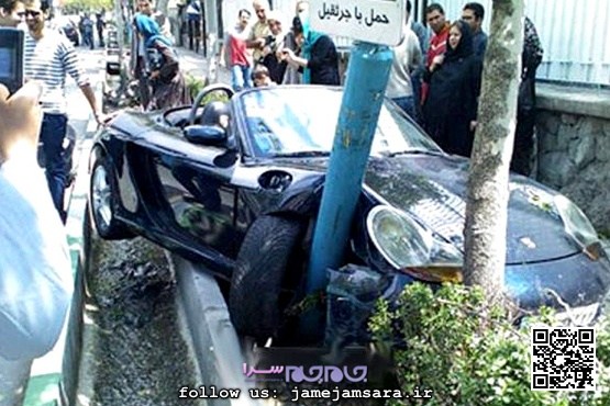 تصادف کنایه‌آمیز خودرو مدل بالا با تابلو |عکس|