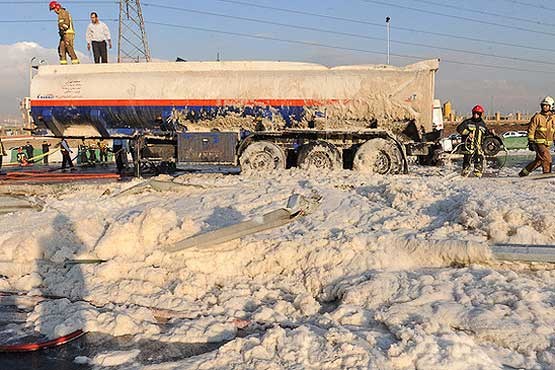 واژگونی مرگبار تانکر بنزین در جاده کرج
