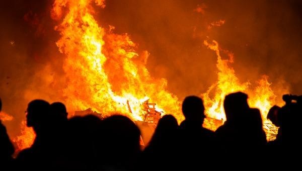 مردم هفت نفر را به اتهام جادوگری آتش زدند