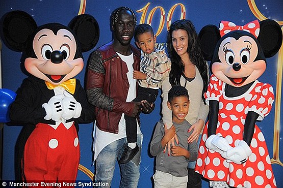 ستاره‌های من‌سیتی و همسرانشان در دیزنی لند[مجموعه عکس]