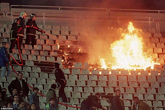 فوتبالی با طعم آتش و درگیری+ [مجموعه عکس]