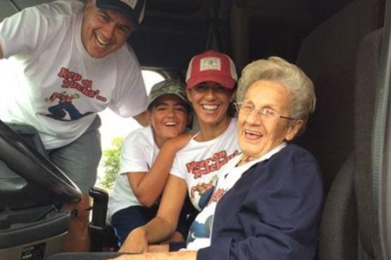 آرزوی مادربزرگ ۹۷ ساله؛رانندگی با کامیون18 چرخ [عکس]