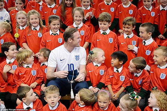 حضور خبرساز وین رونی در یک مدرسه ابتدایی+[مجموعه عکس]