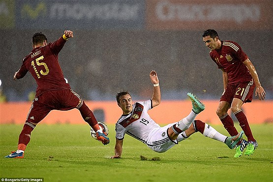 پیروزی قهرمان بر قهرمان در یک شب بارانی[مجموعه عکس]