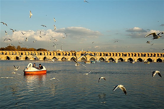 آب در زاینده​رود جاری می ماند