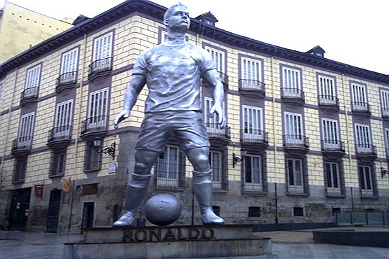 مجسمه فوتبالیست های مشهور+[مجموعه عکس]