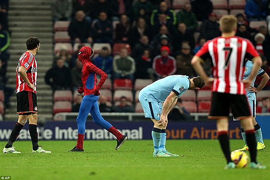 اسپایدرمن اینبار به فوتبال آمد+[مجموعه عکس]