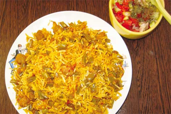 طرز تهیه لوبیاپلو با پودر‌ گل محمدی