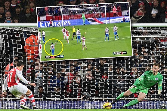 بازیکن باهوش به داد دروازه بان تیمش رسید+[مجموعه عکس]