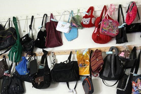 زایران در حرم امام رضا (ع) چه چیزهایی جا می‌گذارند [+عکس]