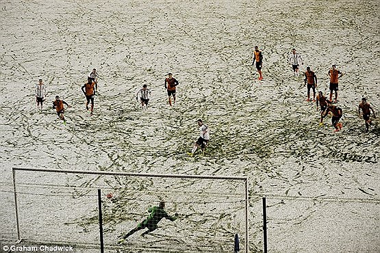 یک فوتبال برفی +[مجموعه عکس]