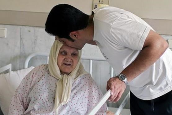 مراقب باشیم، دل پدر و مادرمان را نشکنیم [+ روایات]