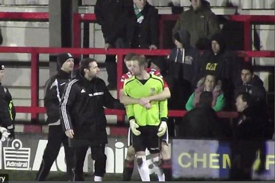 حمله یک دروازه بان به هوادار +[مجموعه عکس]