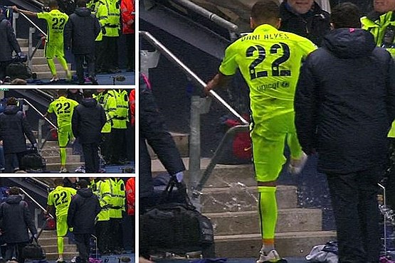 اعتراض شدید مدافع بارسلونا به تعویض +[مجموعه عکس]