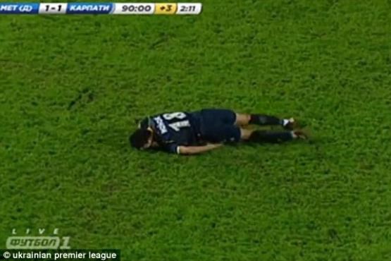 بدترین تمارض تاریخ در زمین فوتبال +[مجموعه عکس]