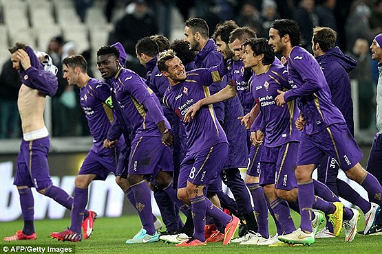 بانوی پیر مقابل فیورنتینا زانو زد +[مجموعه عکس]