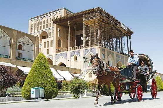 لبخند عالی‌قاپو به مسافران نوروزی