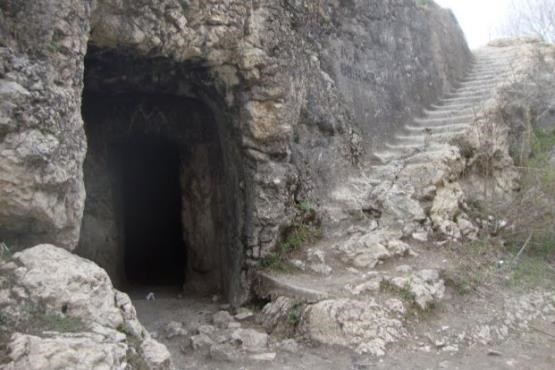 دخمه سنگی فرهاد در ماکو/ عکس