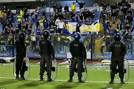 حمله "فلفلی" به بازیکنان تیم ریورپلات آرژانتین +[مجموعه عکس]