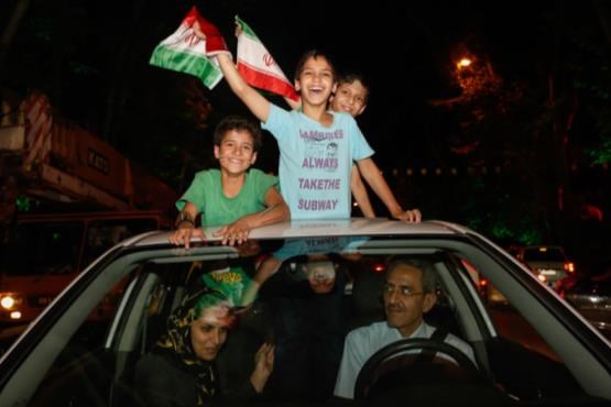 شادی های خیابانی مردم تهران پس از پیروزی والیبال ایران بر آمریکا +[مجموعه عکس]