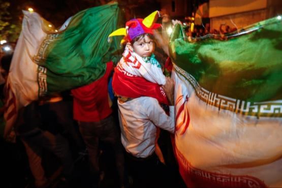 شادی خیابانی مردم تهران و مشهد پس از پیروزی والیبال  +[مجموعه عکس]