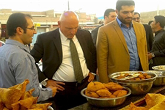 شرجی‌گردی سفیر سوئیس با مزه فلافل در اهواز