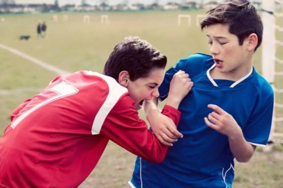 بازسازی جنجالی ترین صحنه های تاریخ فوتبال دنیا! +[مجموعه عکس]