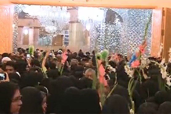 آغاز جشن دهه کرامت با گلباران حرم مطهر رضوی