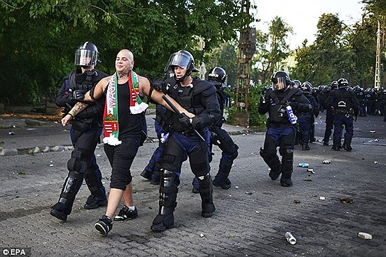 جنجال بزرگ در یک مسابقه فوتبال +[مجموعه عکس]