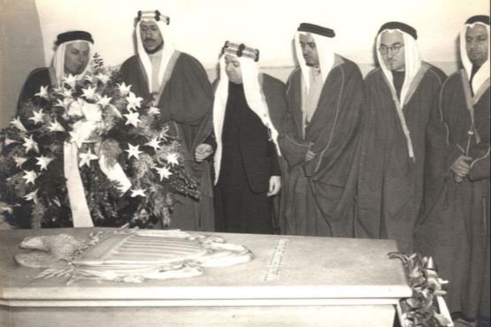 شاه سعودی در حال زیارت قبر شیطان بزرگ!