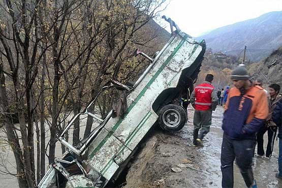 تلاش برای یافتن 3 مفقودی حادثه سقوط مینی‌بوس زائران