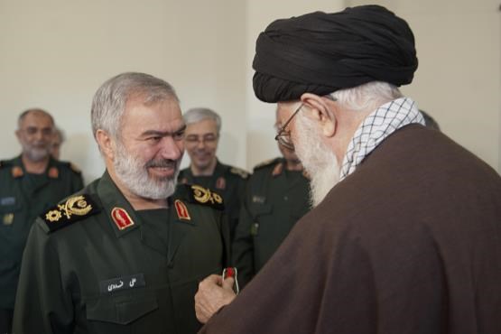 اعطای نشان فتح به فرماندهان بازداشت ‌کننده تفنگداران متجاوز آمریکایی