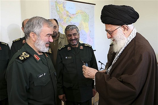 اعطاء نشان فتح به فرماندهان بازداشت کننده نظامیان متجاوز آمریکایی