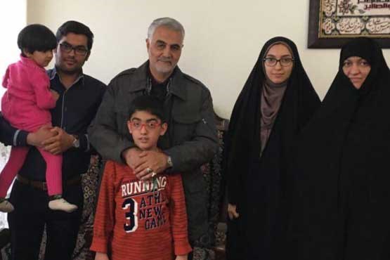 حاج قاسم سلیمانی به منزل یک "مدافع حرم" رفت +عکس