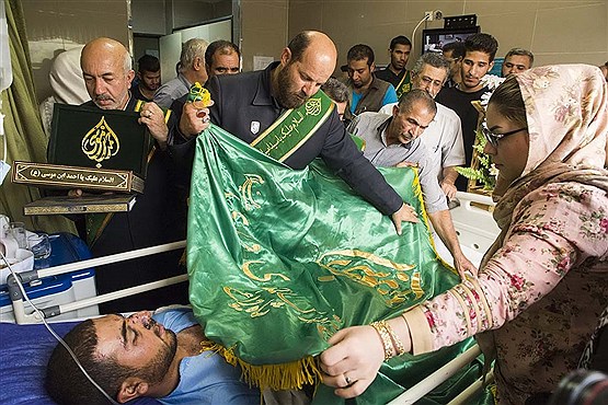 عیادت از سربازان مجروح سانحه تصادف اتوبوس