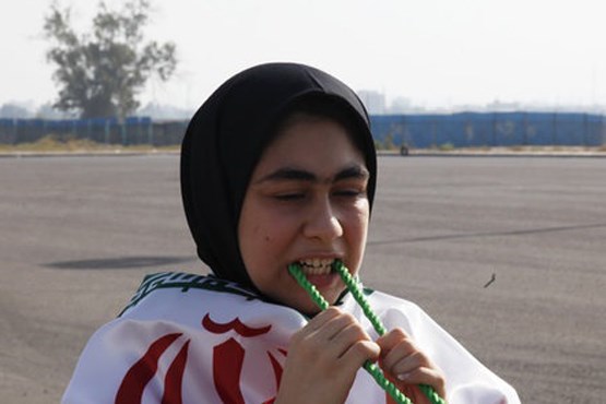 دختر اهوازی خودرو را با دندان کشید ! +عکس دختر اهوازی خودرو را با دندان کشید ! +عکس