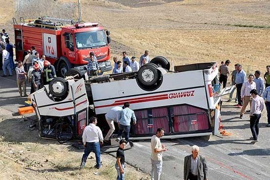 18 مصدوم در حادثه واژگونی مینی‌بوس در باغملک