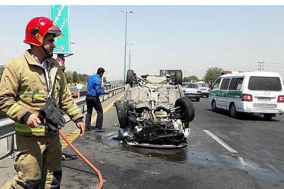 پژو 206 در بزرگراه خلیج فارس واژگون شد