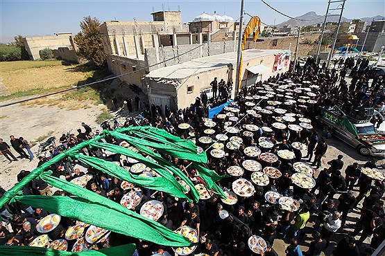 آیین سنتی پخش غذای نذری در روستای باغ‌ملک اصفهان